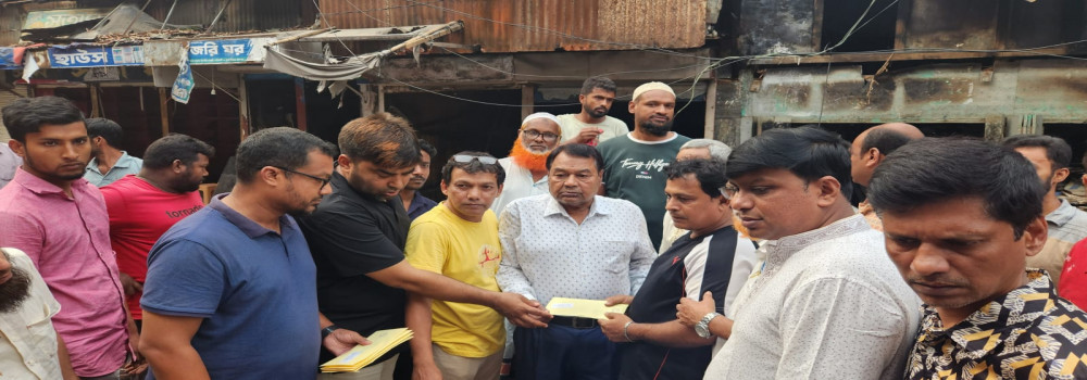 চূড়ি পট্টি মার্কেটে অগ্নি কান্ডে ক্ষতিগ্রস্থ ব্যবসায়ীদের মাঝে গাইবান্ধা চেম্বার অব কমার্স এন্ড ইন্ডাষ্ট্রি কর্তৃক অর্থিক অনুদান প্রদান করা হয়।