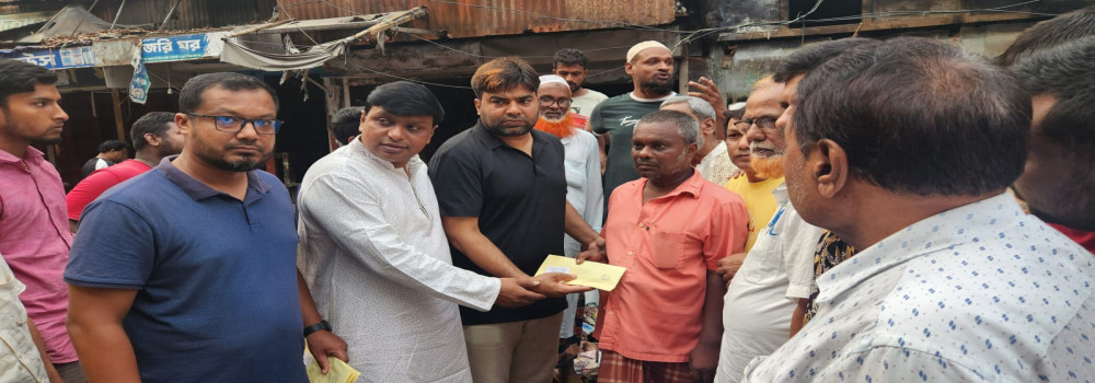  চূড়ি পট্টি মার্কেটে অগ্নি কান্ডে ক্ষতিগ্রস্থ ব্যবসায়ীদের মাঝে গাইবান্ধা চেম্বার অব কমার্স এন্ড ইন্ডাষ্ট্রি কর্তৃক অর্থিক অনুদান প্রদান করা হয়।